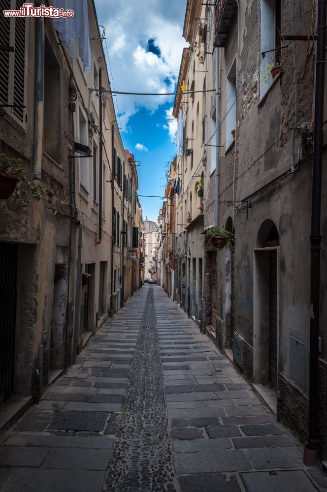 Immagine Un vicolo nella città antica di Sassari, Sardegna, in una giornata nuvolosa di primavera.