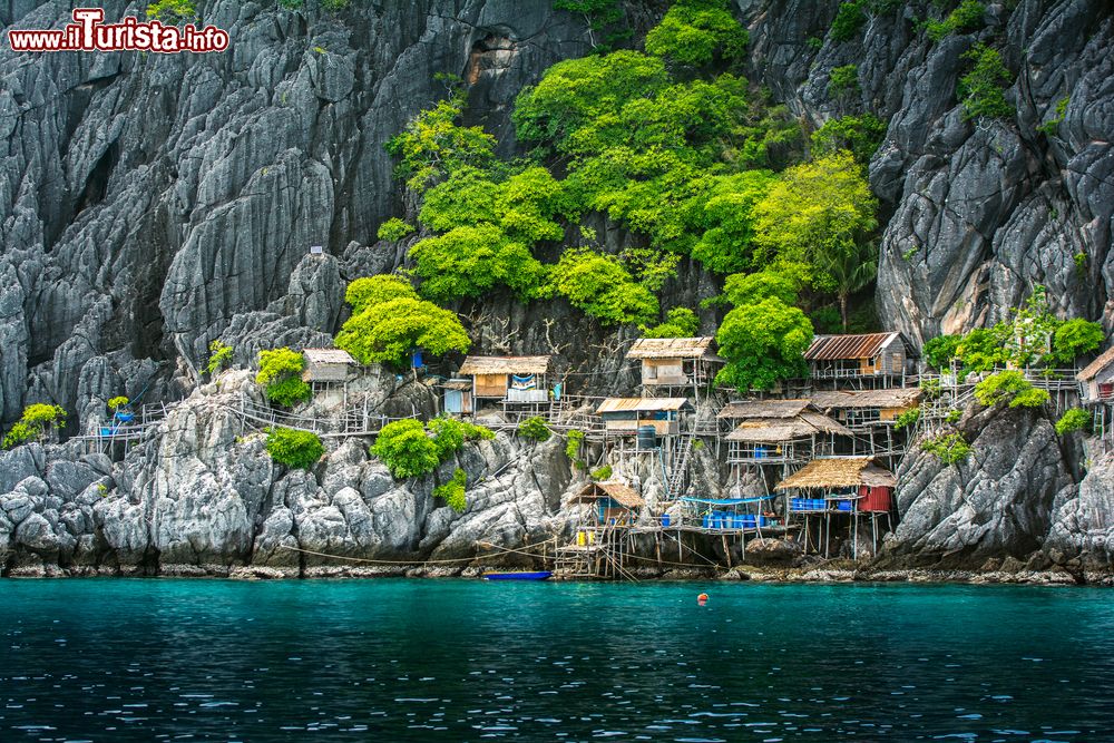 Immagine Un pittoresco villaggio costiero sull'isola di Koh Tao, Thailandia. Incastonato fra le pareti rocciose a picco sul mare, questo villaggio è uno dei più caratteristici dell'isola.