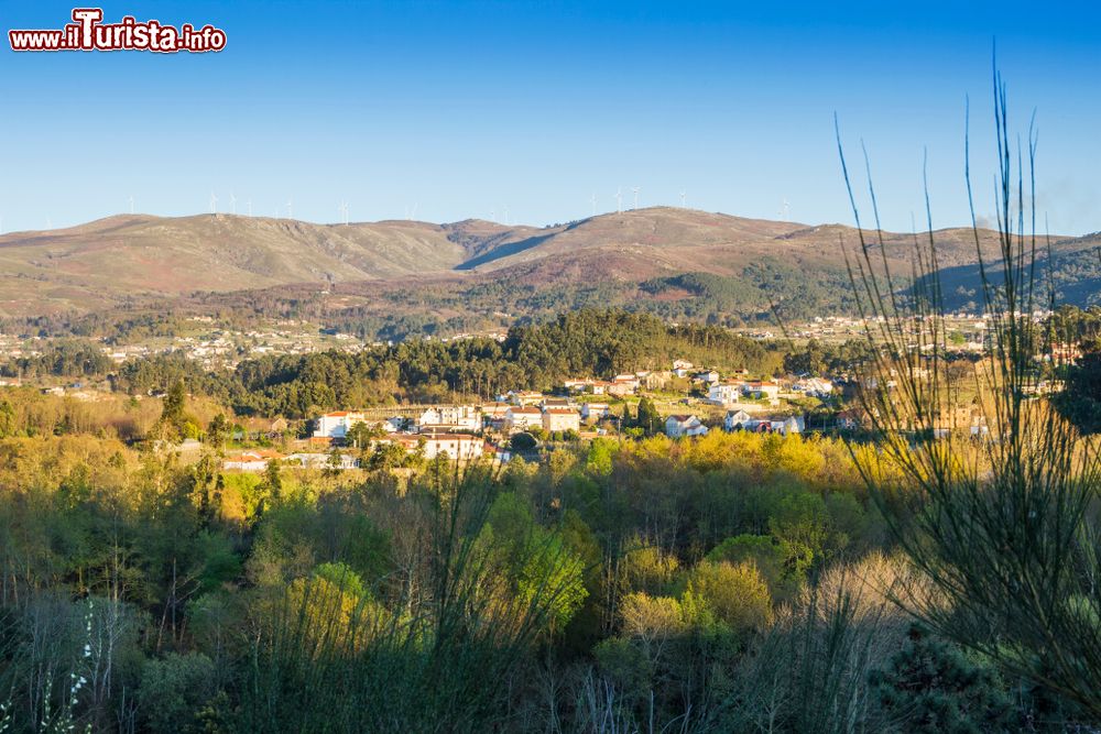Immagine Un villaggio rurale nella foresta vicino a Melgaco, Portogallo. Siamo al confine con la Galizia, in una regione fresca e verdeggiante.