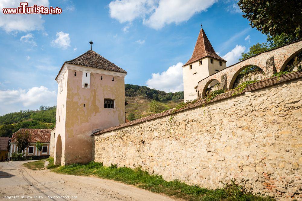 Immagine Un villaggio sassone con la chiesetta fortificata a Biertan, Romania. Questo Comune di circa 3 mila abitanti si trova nel distretto di Sibiu, nella storica regione della Transilvania - © Aivita Arika / Shutterstock.com