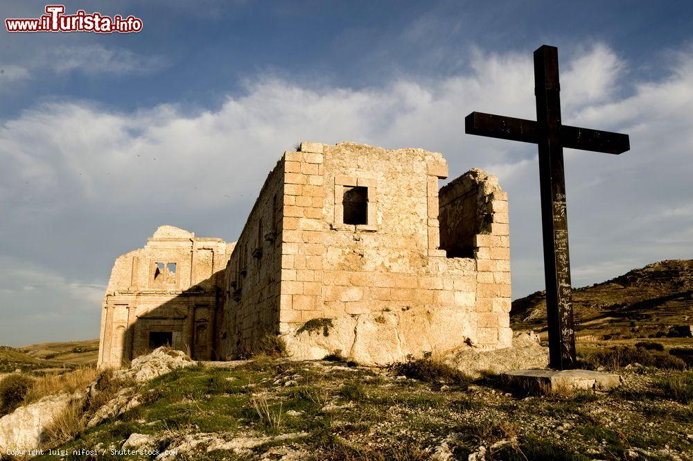 Immagine Una antica chiesa con croce di legno a Palma di Montechiaro, costa sud della Sicilia - © luigi nifosi / Shutterstock.com