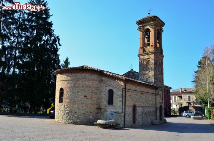Immagine Una antica chiesa, l'Oratorio di Sant'Antonio, nel borgo di Fortunago Lombardia - © maudanros / Shutterstock.com