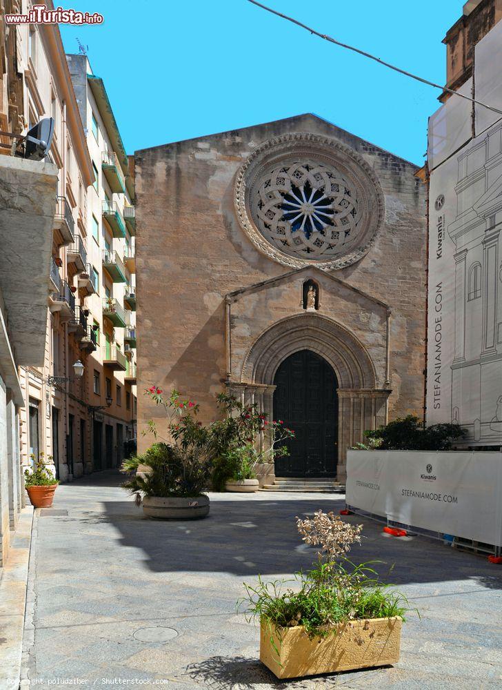 Immagine Una antica chiesa nel cuore storico di Trapani in Sicilia - © poludziber / Shutterstock.com