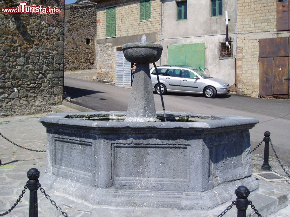 Immagine L'antica fontana ducale nel centro di Latera nel Lazio - © CC BY-SA 2.5, Wikipedia