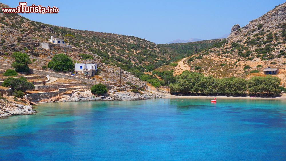 Immagine Una baia dell'isola di Schinoussa, Cicladi, Grecia: si trova a 2 km in linea d'aria dalla dirimpettaia Iraklia.