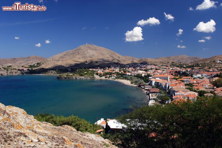 Immagine Baia sull'isola di Lemnos, Grecia - Una bella insenatura costiera lambita dalle acque dell'Egeo su cui si affacciano palazzi e vegetazione © Miroslav Hladik / Shutterstock.com