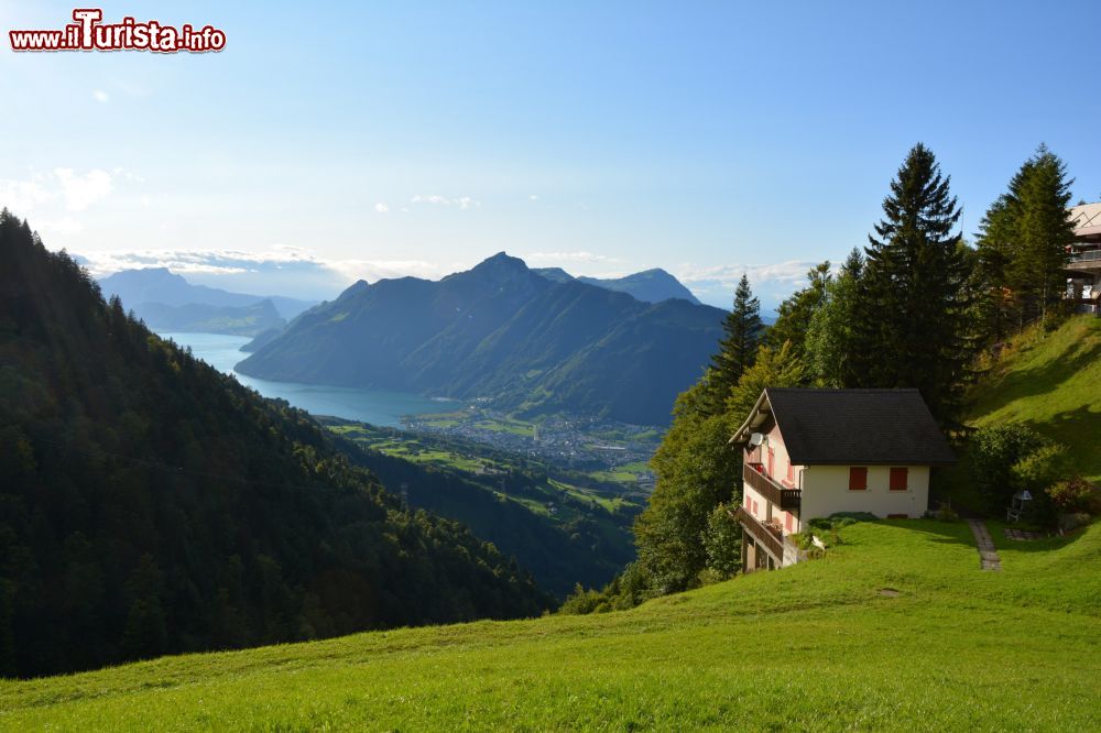 Immagine Una baita del borgo di Stoos con il villaggio sullo sfondo, Svizzera.