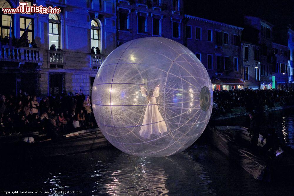 Immagine Una ballerina danza in una sfera di cristallo illuminata al carnevale di Venezia (Veneto) 2019 - © Gentian Polovina / Shutterstock.com