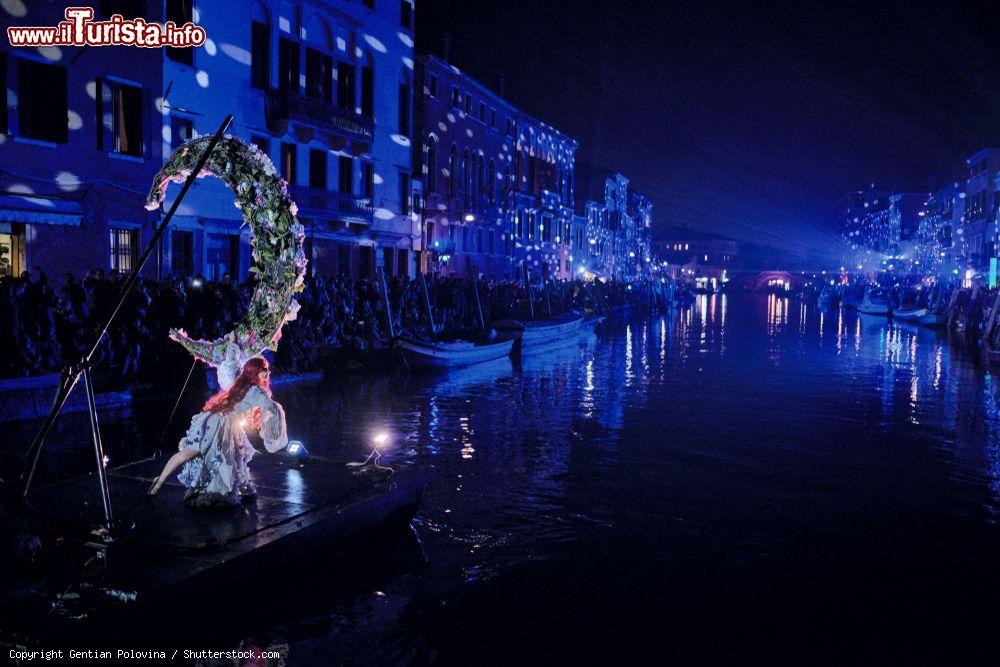 Immagine Una ballerina danza su una barca lungo i canali di Venezia (Veneto): si tratta della cerimonia notturna di apertura dei festeggiamenti di carnevale - © Gentian Polovina / Shutterstock.com