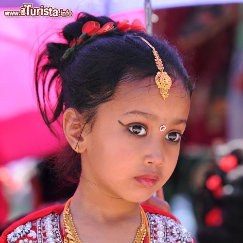 Immagine Una bambina abbigliata come Kumari a Kathmandu, Nepal. Dea vivente degli hindu, Kumari è l'incarnazione di Durga. Viene scelta fra le bambine delle caste buddiste delle famiglie newar, gli Sakya residenti a Kathmandu - © Hung Chung Chih / Shutterstock.com