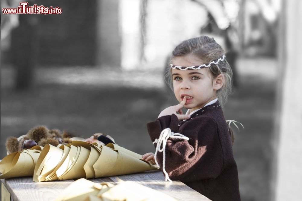 Immagine Una bambina con vestito medievale all'Antica FIera di Santa Lucia di Piave nel 2016 - © Sito Ufficiale
