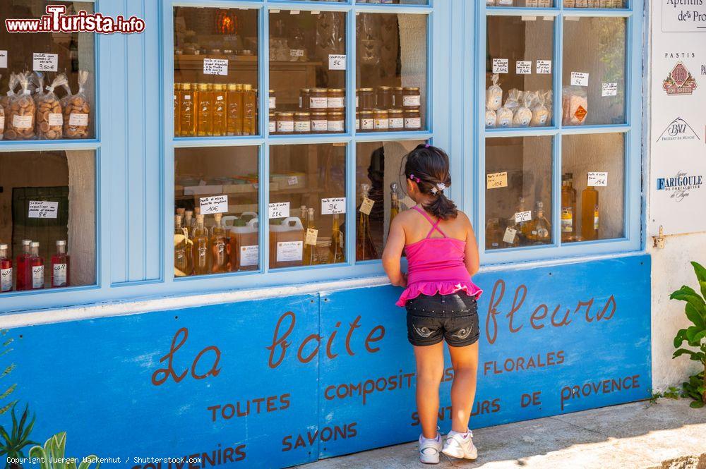 Immagine Una bambina guarda la vetrina di un negozio di souvenir a Ramatuelle, Var, Francia - © Juergen Wackenhut / Shutterstock.com