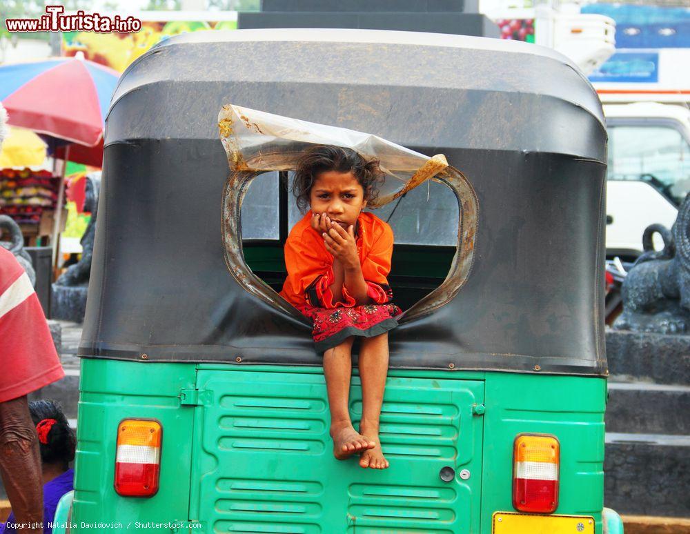 Immagine Una bambina seduta sul taxi del papà a Colombo, Sri Lanka. Il tuk-tuk è un popolare mezzo di trasporto asiatico sia per gli abitanti che per i turisti - © Natalia Davidovich / Shutterstock.com