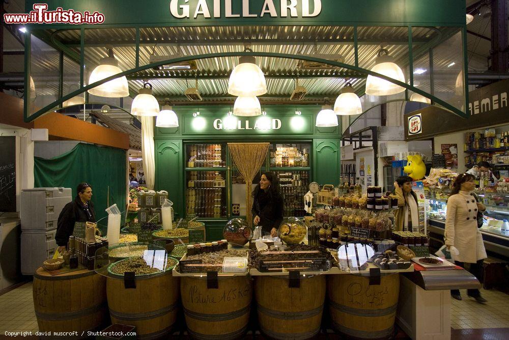 Immagine Una bancarella di olive a Les Halles Market, il mercato coperto di Narbona (Francia) - © david muscroft / Shutterstock.com