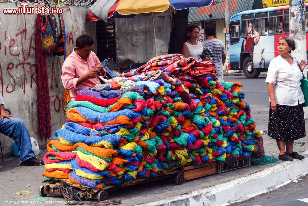 Immagine Una bancarella di tessuti colorati in una stradina di San Salvador, El Salvador, Centro America. Siamo in una delle vie più trafficate della capitale - © bumihills / Shutterstock.com