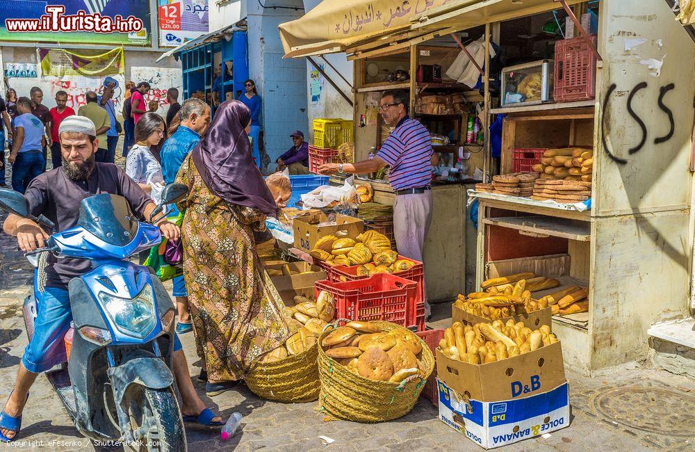 Immagine Una bancarella per la vendita del pane nel centro della Medina di Sfax, Tunisia. Le varietà di pane sono le più disparate: dal tipico pane arabo con forma piatta e tondeggiante alle baguette di influenza francese. Qui i clienti non mancano mai  - © eFesenko / Shutterstock.com