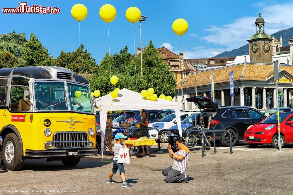 Immagine Una bancarella per la vendita di palloncini ad aria in Grande Place Square a Vevey, cantone Vaud, Svizzera - © Roman Babakin / Shutterstock.com