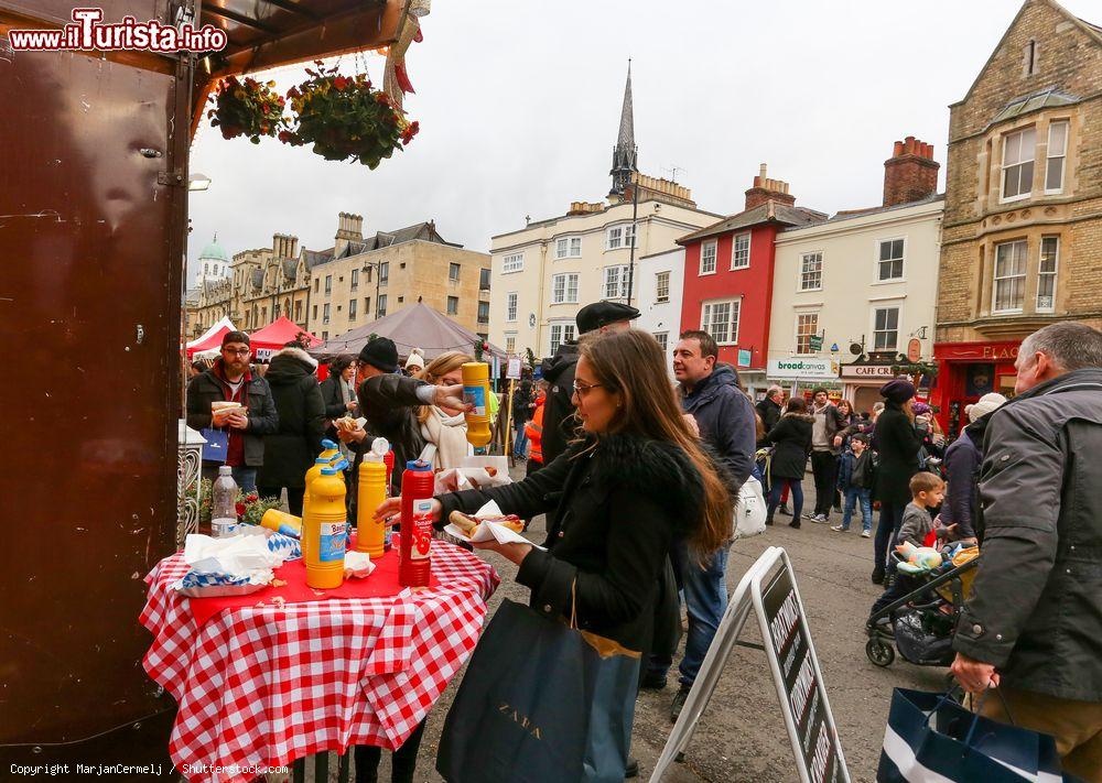 Immagine Una bancarella per la vendita di salsicce in Broad Street a Oxford, Inghilterra (UK). E' uno dei tanti stand allestiti durante le festività natalizie - © MarjanCermelj / Shutterstock.com