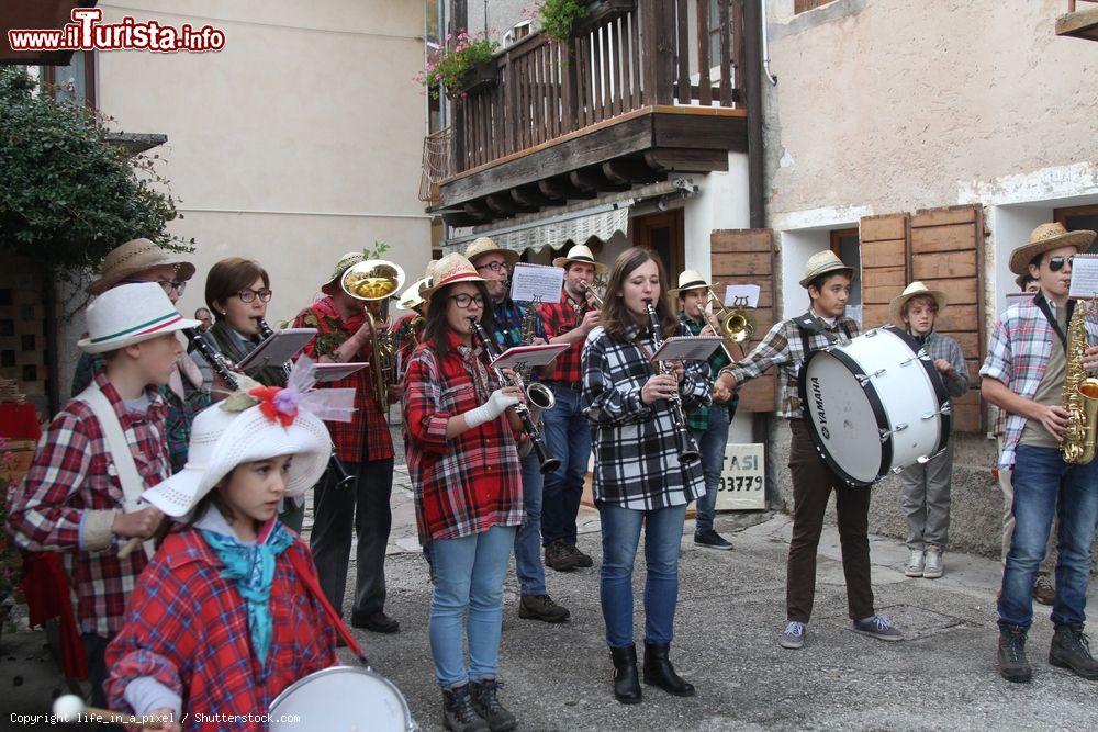 Immagine Una banda nel centro di Combai durante la Sagra delle Castagne - © life_in_a_pixel / Shutterstock.com