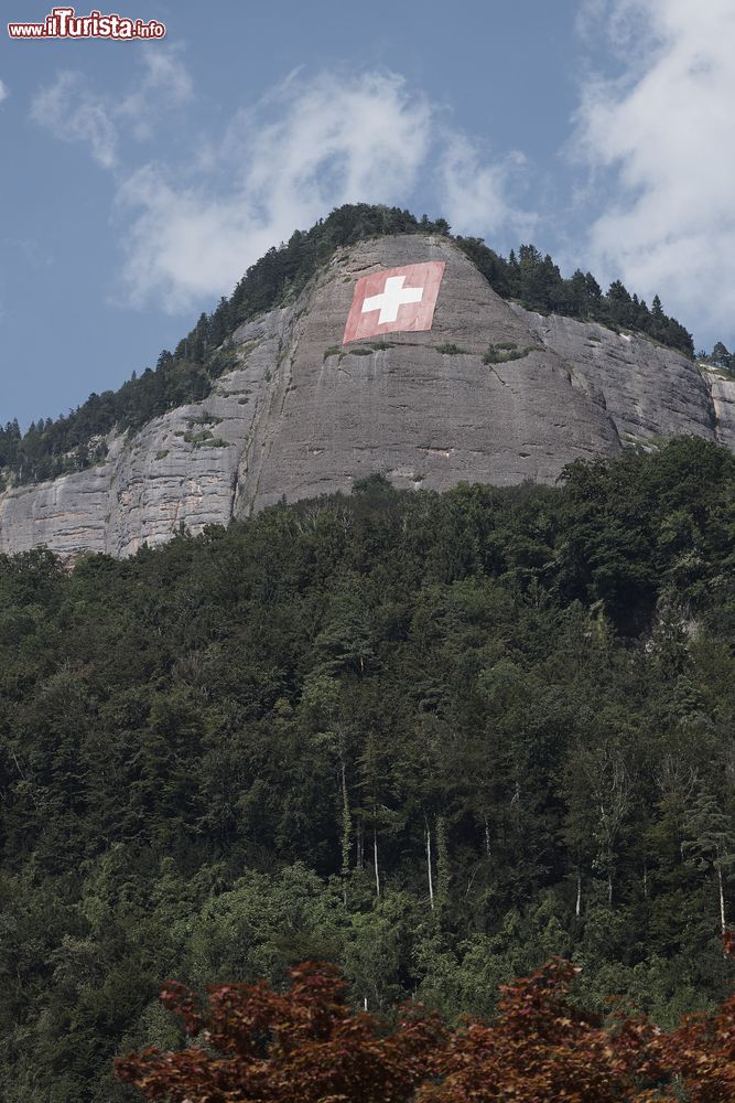 Immagine Una bandiera gigante della Svizzera su una montagna nei pressi di Vitznau. Siamo nel Canton Lucerna ai piedi del monte Rigi.