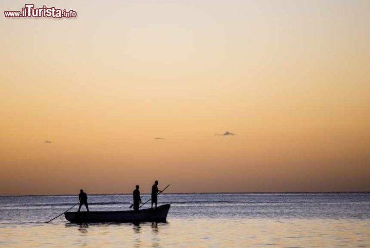 Immagine Una barca al tramonto nella laguna di Mont Choisy, Mauritius (Oceano Indiano) - © isogood / Shutterstock.com