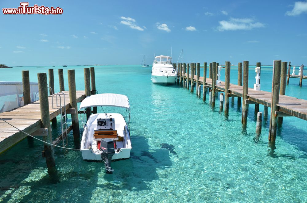 Immagine Una barca ancorata al molo di Exuma Kays, Bahamas.