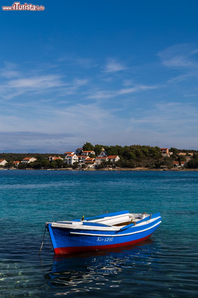 Immagine Una barca colorata ormeggiata alla banchina di Loviste, Croazia. Siamo all'estremità occidnetale della penisola di Peljesac, lunga 70 chilometri.