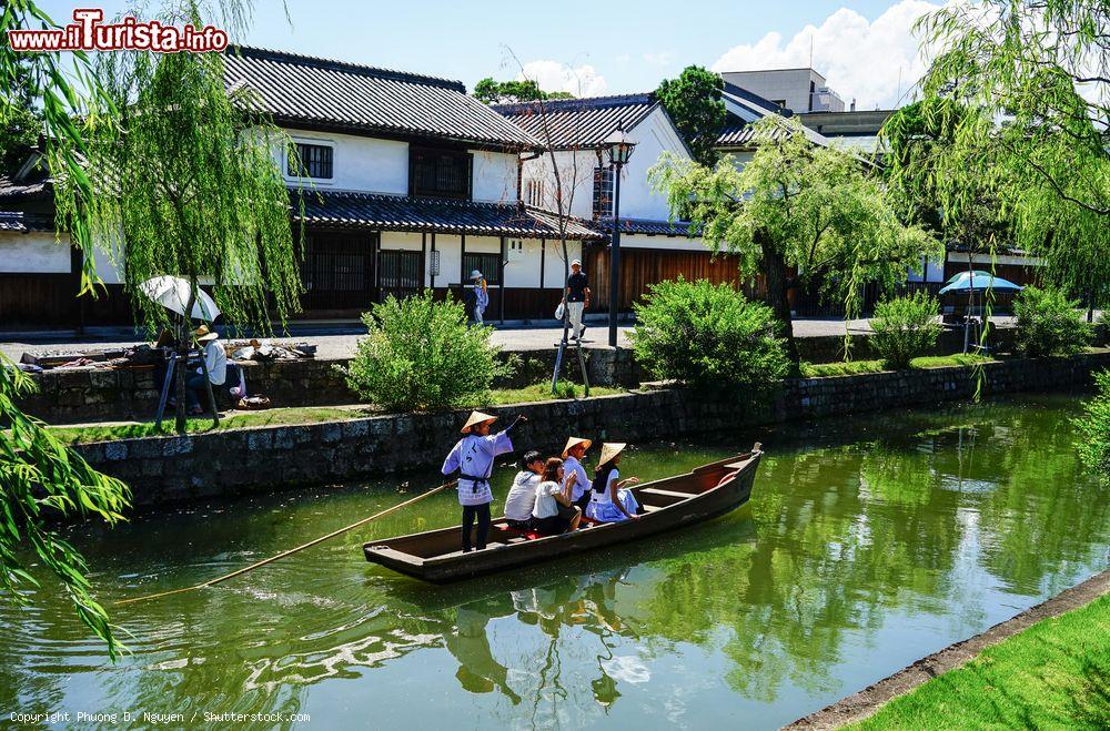 Immagine Una barca con turisti lungo il canale nella antica città di Kurashiki nei pressi di Okayama, Giappone. Kurashiki è un villaggio storico nella prefettura di Okayama  - © Phuong D. Nguyen / Shutterstock.com