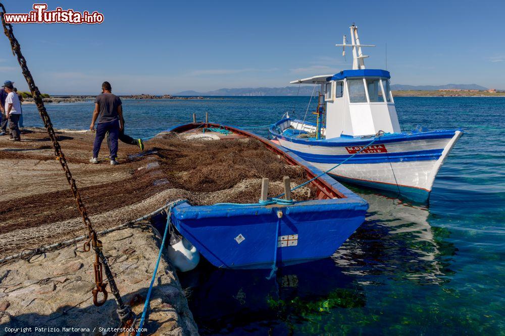 Immagine Una barca da pesca al porto di Carloforte, isola di San Pietro, Sardegna. La "Mattanza" è un'antica tecnica di pesca basata sull'utilizzo delle reti: in Sardegna ci sono ancora molte "Tonnare" che pescano il tonno in questo modo - © Patrizio Martorana / Shutterstock.com