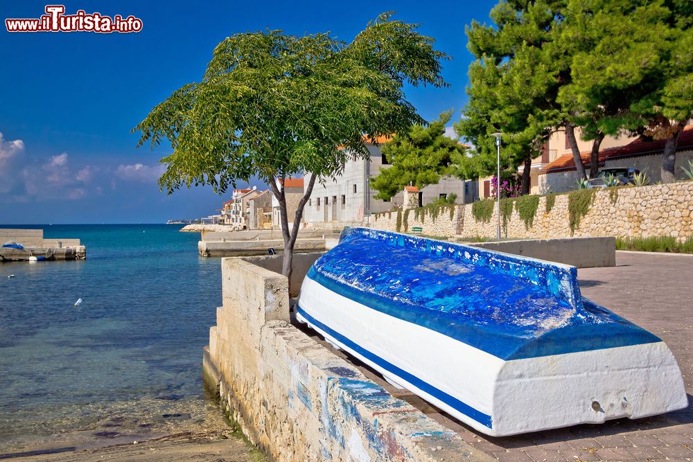 Immagine Una barca da pesca ormeggiata capovolta sul lungomare di Bibinje, Croazia.