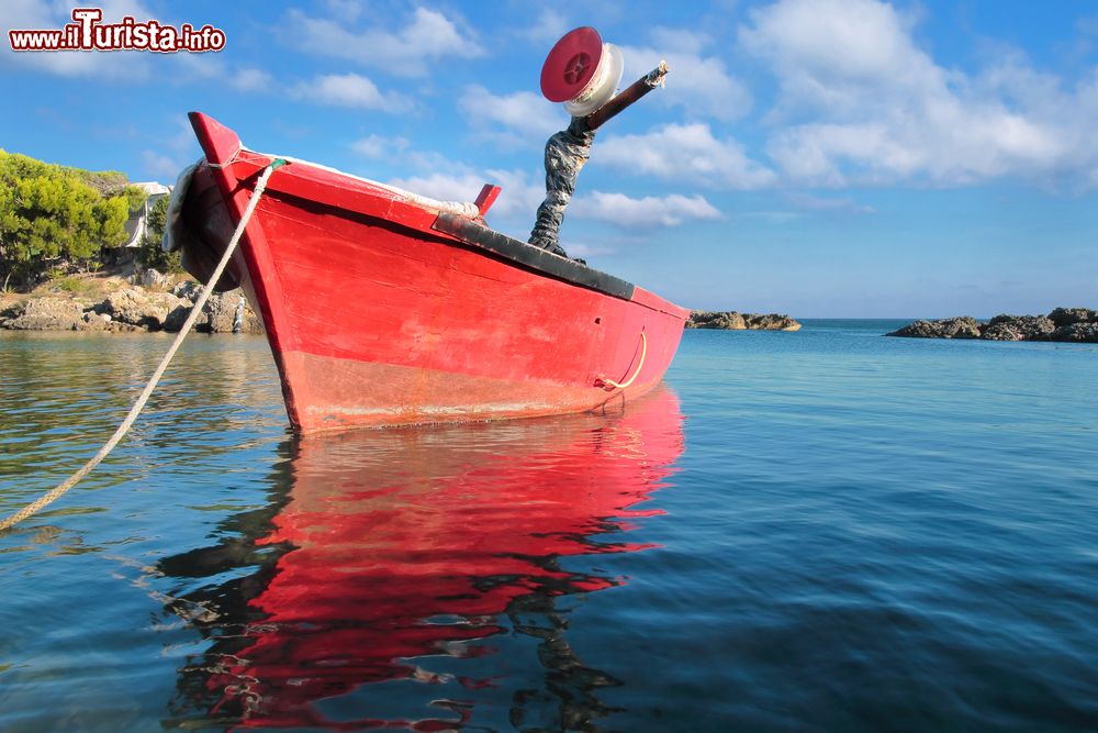 Immagine Una barca da pesca ormeggiata nel mare del Salento a Pulsano, Taranto, Puglia.