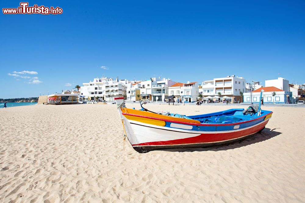 Immagine Una barca da pesca sulla spiaggia di Armacao de Pera, Portogallo. Un tempo piccolo borgo dedito alla pesca, oggi Armacao de Pera è uno dei centri più rinomati e frequentati dell'Algarve.