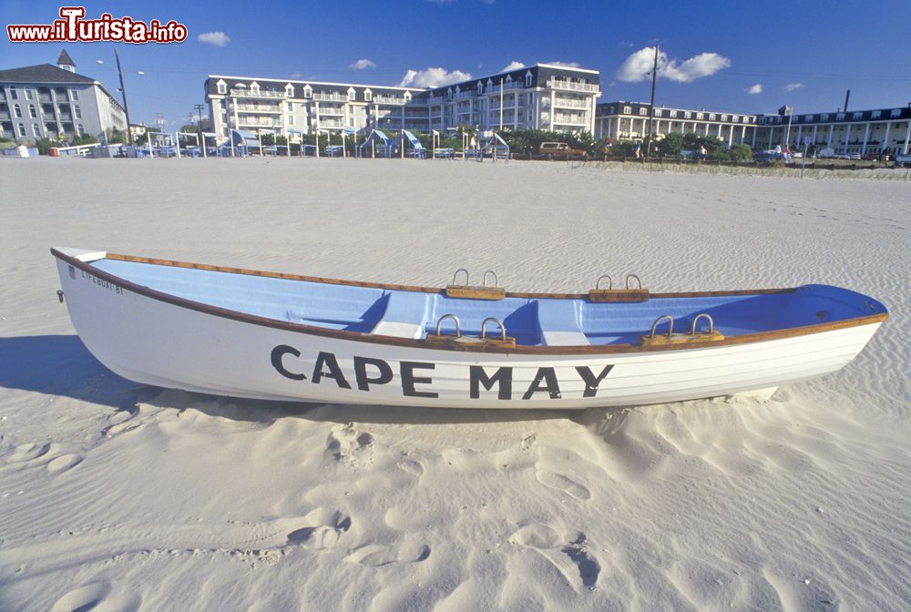 Immagine Una barca da salvataggio sul spiaggia di Cape May in New Jersey (USA).
