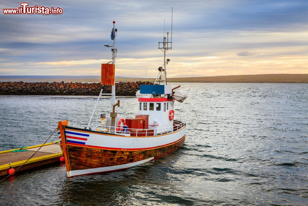 Immagine Una barca di pescatori ormeggiata nel porto di Hvammstangi, nel nord-ovest dell'Islanda.