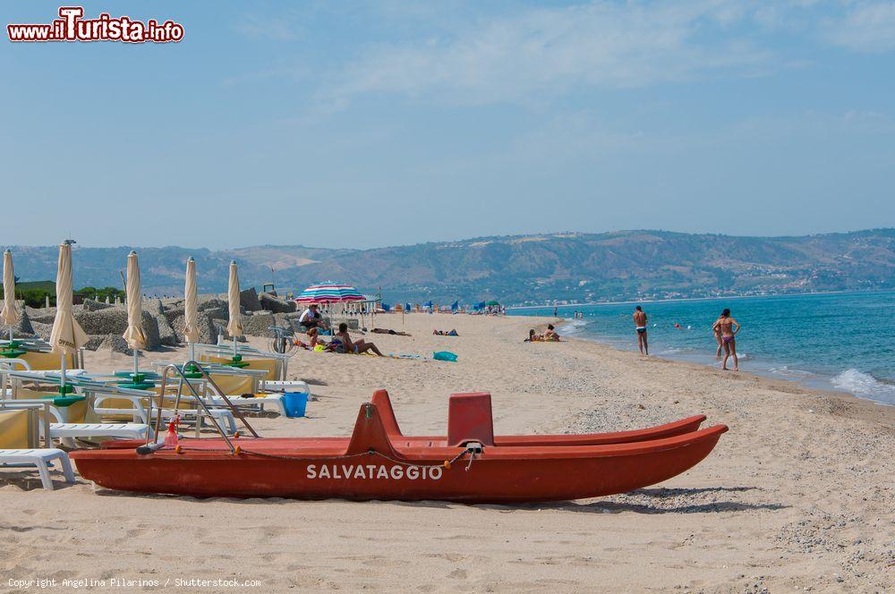 Immagine Una barca di salvataggio sulla spiaggia di Soverato, Calabria - © Angelina Pilarinos / Shutterstock.com