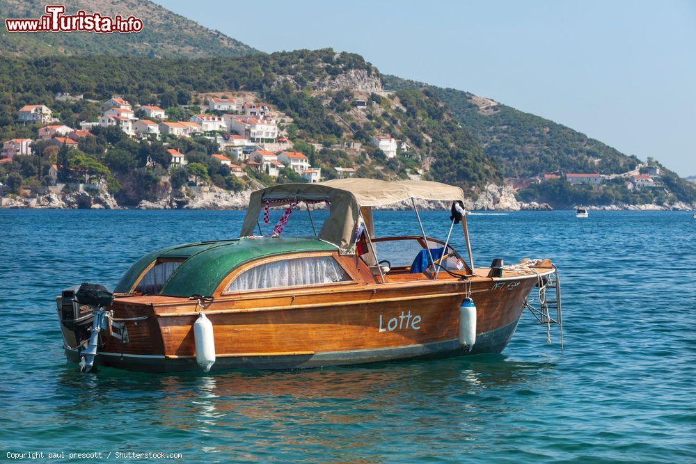 Immagine Una barca in legno ormeggiata davanti alle coste di Zaton, Croazia. Questa cittadina è una delle mete preferite dagli abitanti di Dubrovnik per trascorrere il fine settimana in relax - © paul prescott / Shutterstock.com