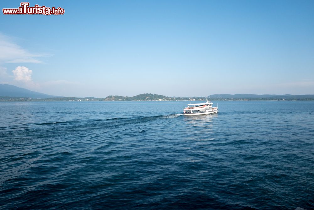 Immagine Una barca in navigazione sul Lago Maggiore, non distante da Belgirate (Piemonte)