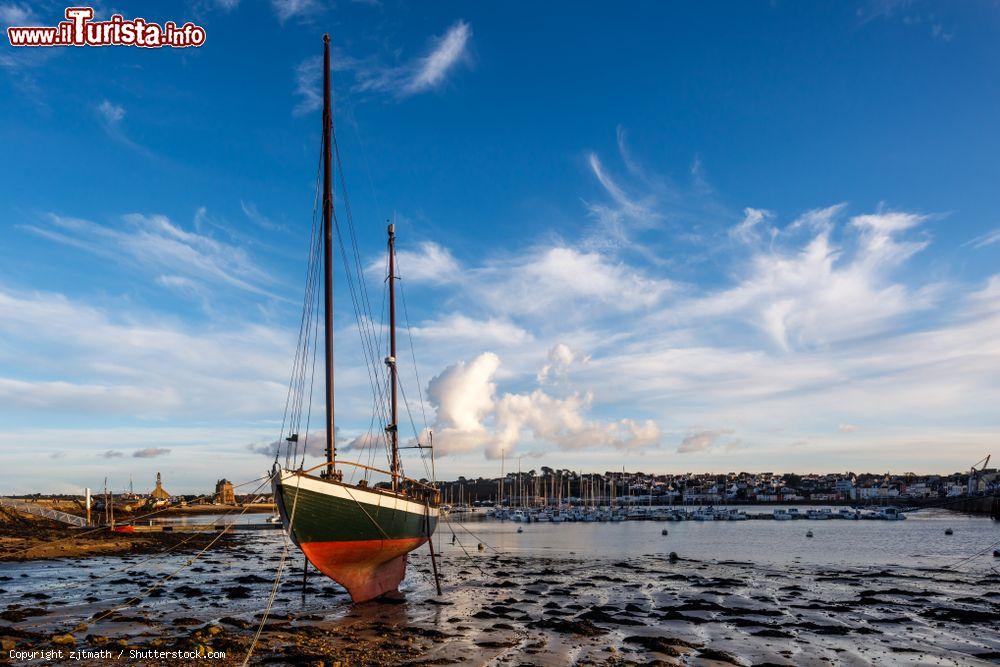 Immagine Una barca in secca nei pressi del porto di Camaret-sur-Mer, Bretagna, Francia - © zjtmath / Shutterstock.com