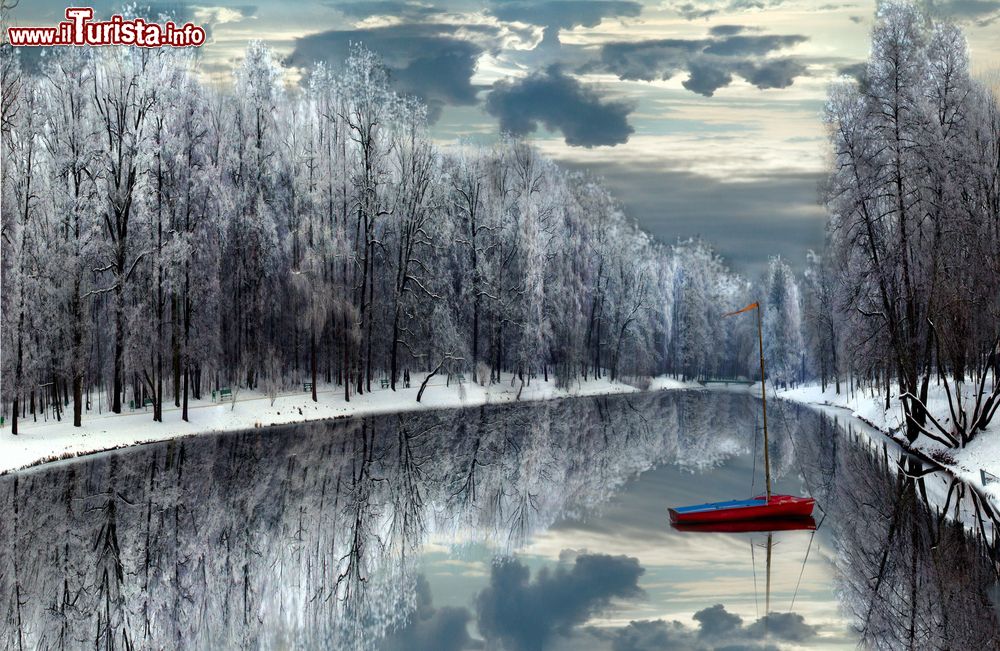 Immagine Una barca nel lago di un parco cittadino di Lodz fotografata in inverno, Polonia.