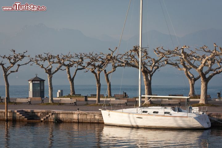 Immagine Una barca nel porto di Torri del Benaco, Lago di Garda, Veneto - © 76566103 / Shutterstock.com