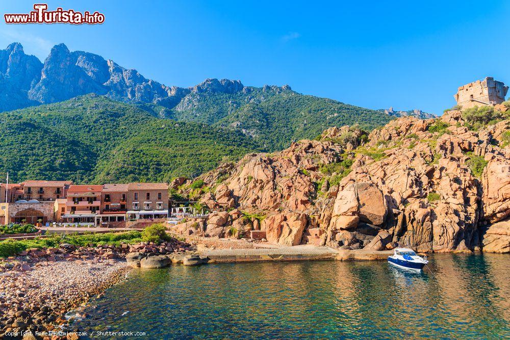 Immagine Una barca nella baia di Porto la mattina presto (Corsica). Piccolo villaggio dell'ovest della Corsica, Porto è il perfetto punto di partenza per andare alla scoperta del paese - © Pawel Kazmierczak / Shutterstock.com