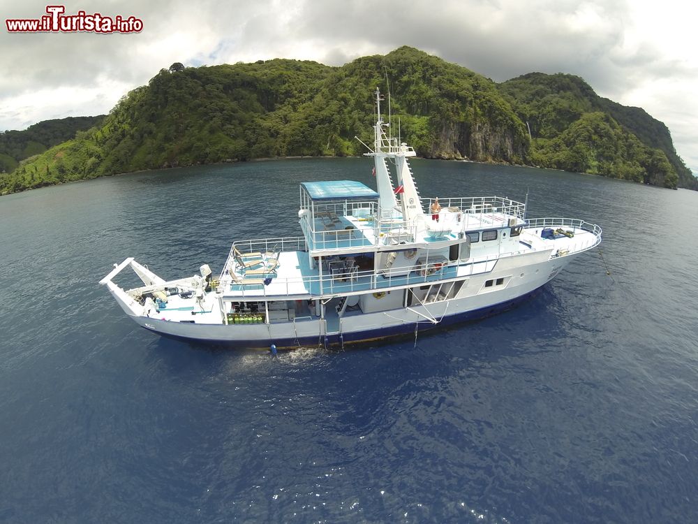 Immagine Una barca ormeggiata a Wafer and Chatham bay, Cocos Island, Costa Rica.