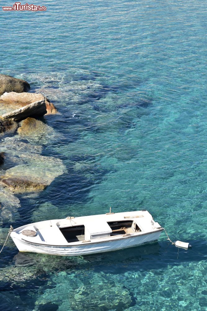 Immagine Una barca ormeggiata lungo la costa di Sikinos, isola greca delle Cicladi.