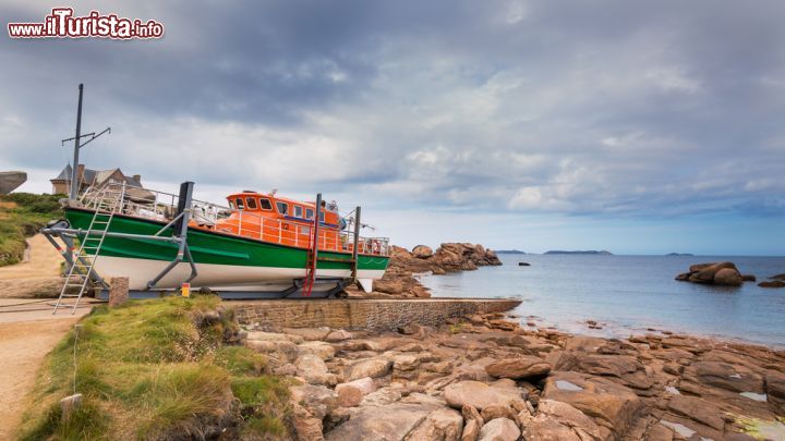 Immagine Una barca ormeggiata sulla spiaggia del villaggio di Ploumanac'h, Francia 