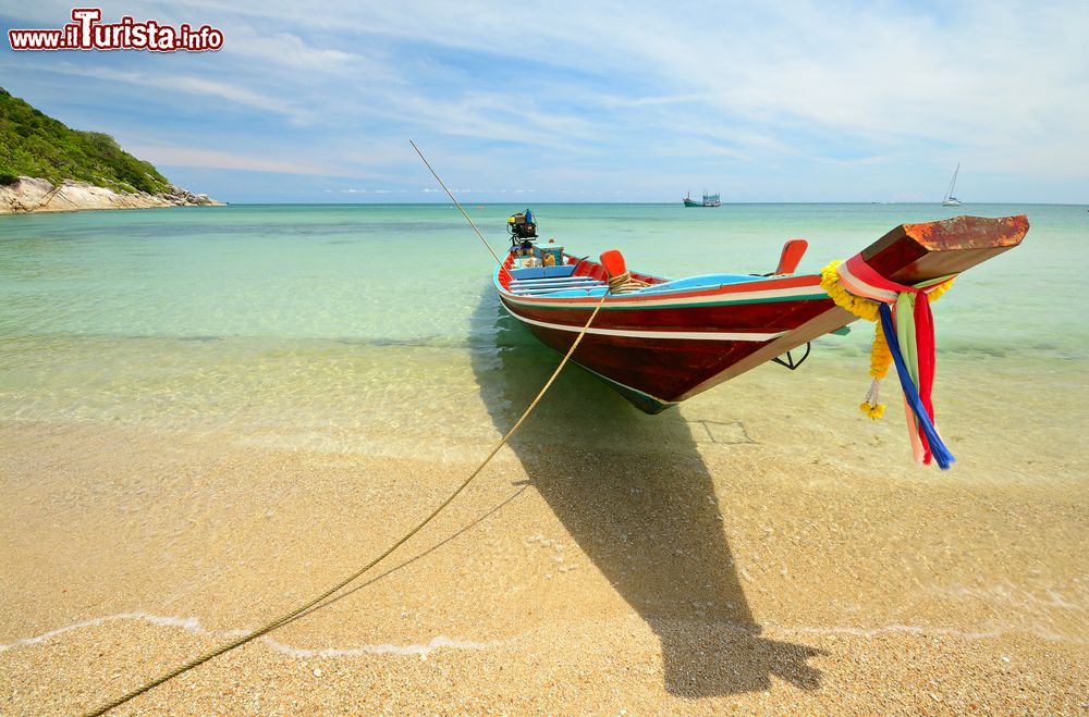 Immagine Una barca per turisti ormeggiata sulla spiaggia a Ao Haad Khuad, Koh Pha Ngan, sud della Thailandia.