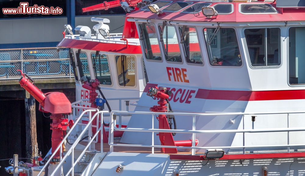 Immagine Una barca rossa e bianca del soccorso al molo di Seattle, Washington (USA).