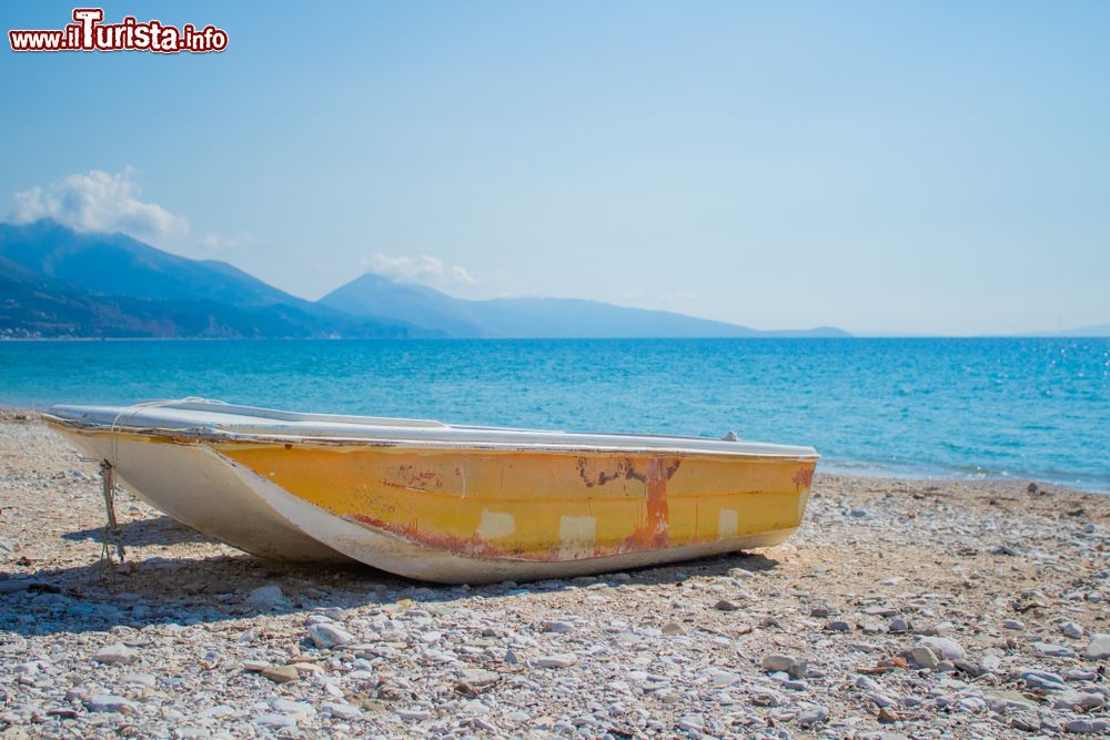 Immagine Una barca solitaria sulla costa di Qeparo, una delle spiagge dell'Albania.