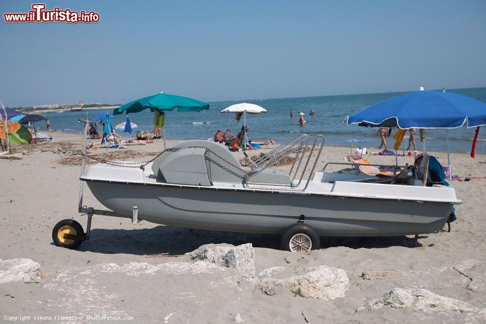 Immagine Una barca sulla spiaggia di Lido di Dante, uno dei lidi sud di Ravenna - © simona flamigni / Shutterstock.com