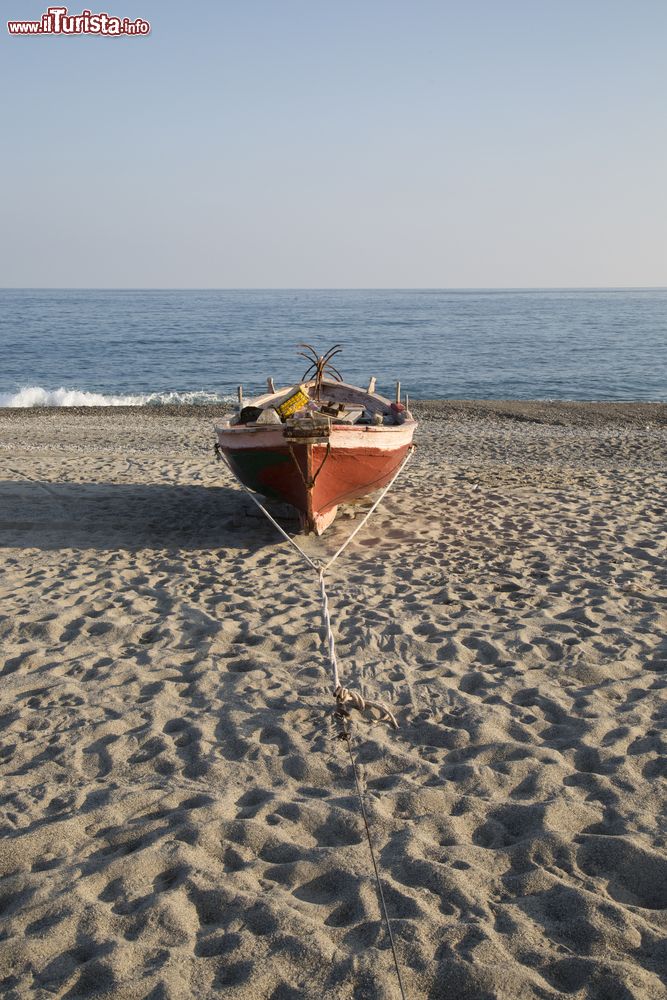Immagine Una barca sulla spiaggia di Locri, Mar Jonio in Calabria