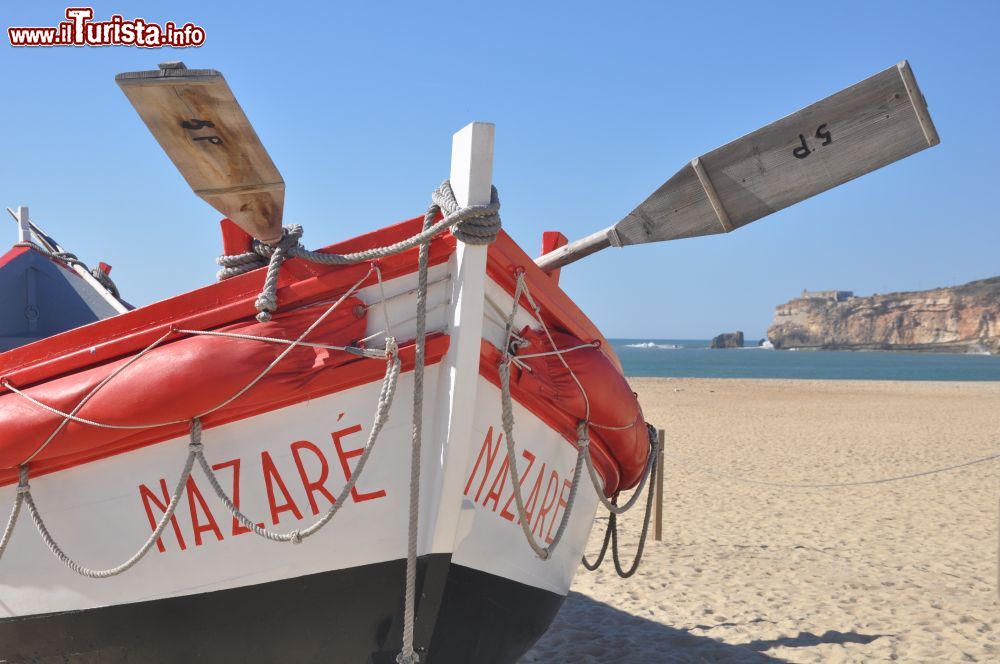 Immagine Una barca sulla spiaggia di Nazaré in Portogallo.